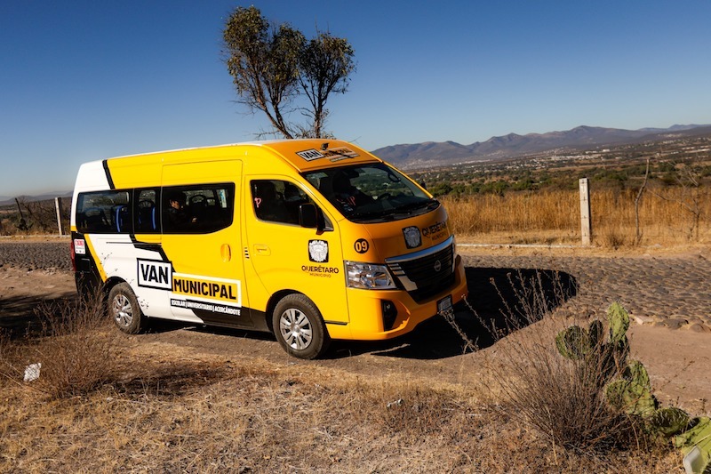 odrigo Monsalvo entrega subsidios para fortalecer el campo con apoyos y equipamiento tecnológico • Se entregaron 2 millones de pesos a 25 productores para adquirir remolques, drones, tractores, entre otras herramientas. El presidente municipal de El Marqués, Rodrigo Monsalvo Castelán, realizó la entrega de subsidios por dos millones de pesos a 25 productores agropecuarios, con el objetivo de facilitar la adquisición de herramientas e implementos que contribuyan a mejorar la producción agrícola y ganadera en la localidad. Cabe destacar que, gracias al equipo adquirido, los productores locales podrán cosechar, optimizar las labores de siembra, transportar sus productos y aumentar la producción con un menor esfuerzo. En su mensaje, el edil subrayó que, con el equipamiento, podrán incrementar la productividad del campo marquesino. Además, refrendó su compromiso para emplear acciones que respalden a este sector productivo. “Estos 25 cheques que hoy reciben, subsidiados con recursos municipales, les permitirán equipar sus unidades de producción, adquirir implementos e infraestructura y, con ello, incrementar su productividad. Lo reitero: se trata de apoyarlos para que adquieran insumos necesarios, remolques y sembradores, sistemas de riego y molinos; pero, sobre todo, se trata de avanzar unidos y más fuertes, impulsando su productividad, promoviendo el consumo local y logrando juntos un desarrollo rural integral. Les pido que le saquen el mayor de los provechos y rendimiento a estos equipos, y juntos sigamos fortaleciendo el campo marquesino en beneficio de todas las familias.” La entrega de recursos forma parte del Programa Especial de Apoyo a Productores Agropecuarios para Incrementar la Productividad Rural, implementado por la Secretaría de Desarrollo Agropecuario. Como resultado del subsidio entregado por el gobierno municipal, los beneficiarios podrán adquirir de forma más sencilla remolques ganaderos, de cama baja, tipo pipa; tractores, drones agrícolas, sistemas de riego, carros mezcladores, fertilizadoras, molinos, entre otro tipo de implementos que fortalezcan el desarrollo del campo. Por su parte, el secretario de Desarrollo Agropecuario, Alejandro Domínguez Servién, resaltó que el objetivo de contar con este tipo de apoyos es incrementar la productividad rural, fortalecer las unidades de producción y asegurar que cada productor cuente con herramientas modernas que le permitan competir, crecer y mejorar la calidad de vida de sus familias.
