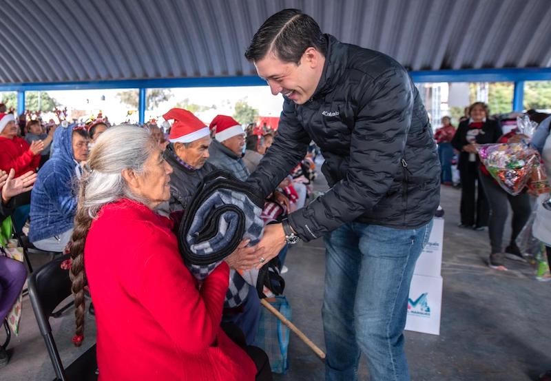 Rodrigo Monsalvo entrega apoyos alimentarios y paquetes navideños a adultos mayores de Amazcala, en El Marqués