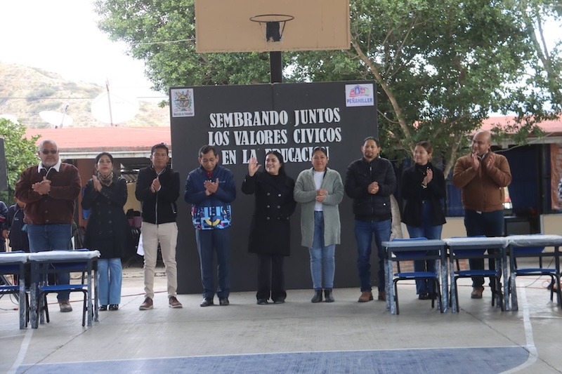 Ana Karen Jiménez entrega mobiliario a primaria de La Estación, en Peñamiller