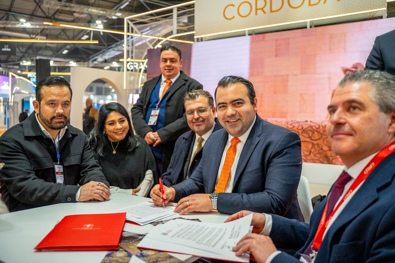 Colón y la Cofradía de Córdoba, España, firman acuerdo para impulsar el turismo religioso