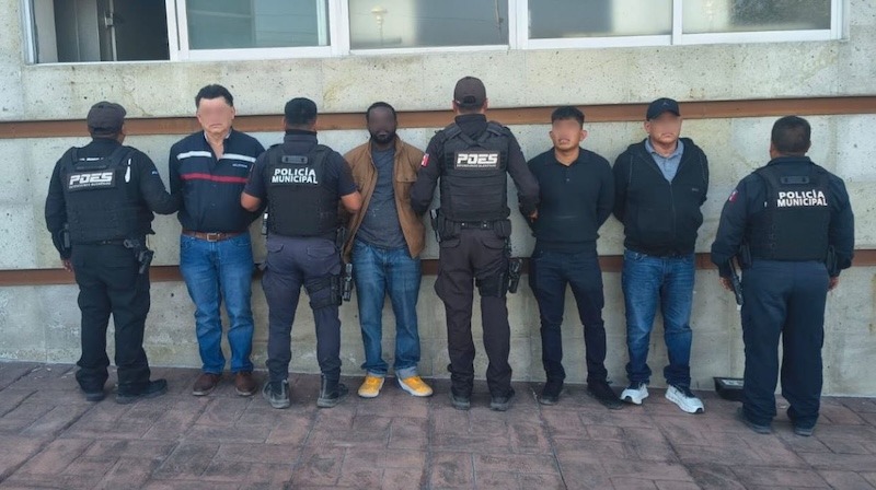 Detienen a cuatro hombres tras persecución de camioneta robada en la carretera 57, en las inmediaciones de Pedro Escobedo. De a cuerdo con la POES, los sujetos intentaron ofrecer dinero para no ser detenidos.