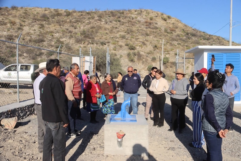 Entrega Ana Karen Jiménez obras de pavimentación y pozo de agua potable en Extoraz