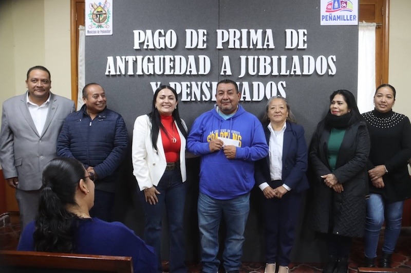Entrega Ana Karen Jiménez pago de prima de antigüedad a jubilados y pensionados de Peñamiller