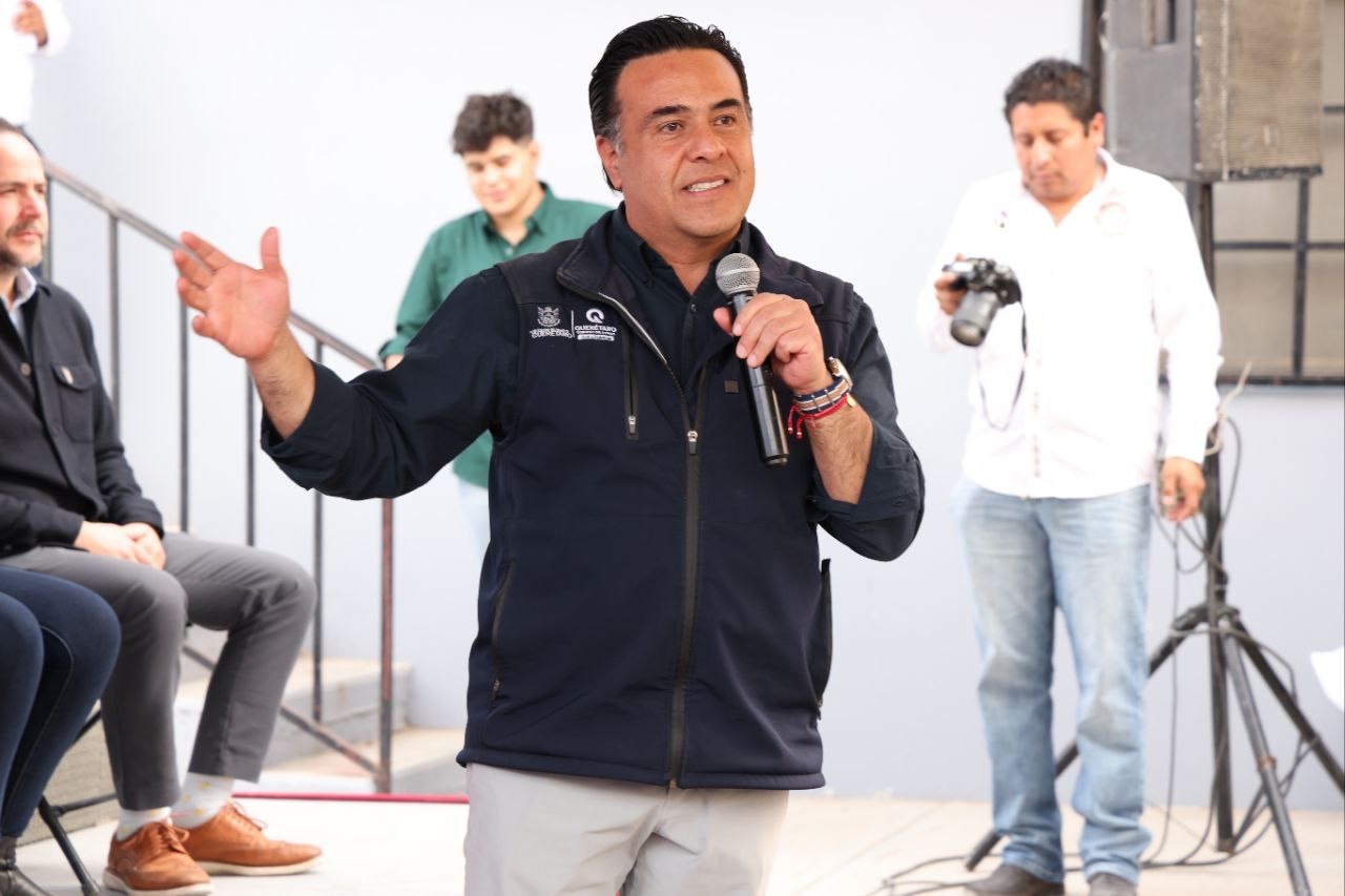 Luis Nava entrega escrituras y obras sociales en Ezequiel Montes