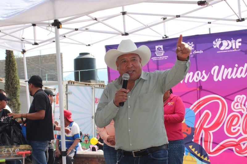 Óscar Pérez recorre delegaciones de Amealco para festejar el Día de Reyes