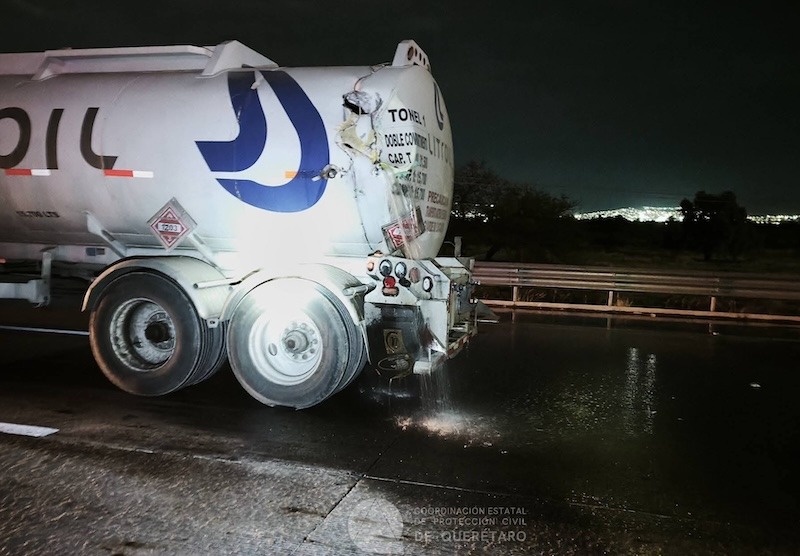 Pipa con 30 mil litros de gasolina derrama combustible en la carretera Querétaro–Celaya