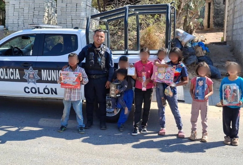 Policías de Colón apoyan a los Reyes Magos en la entrega de juguetes