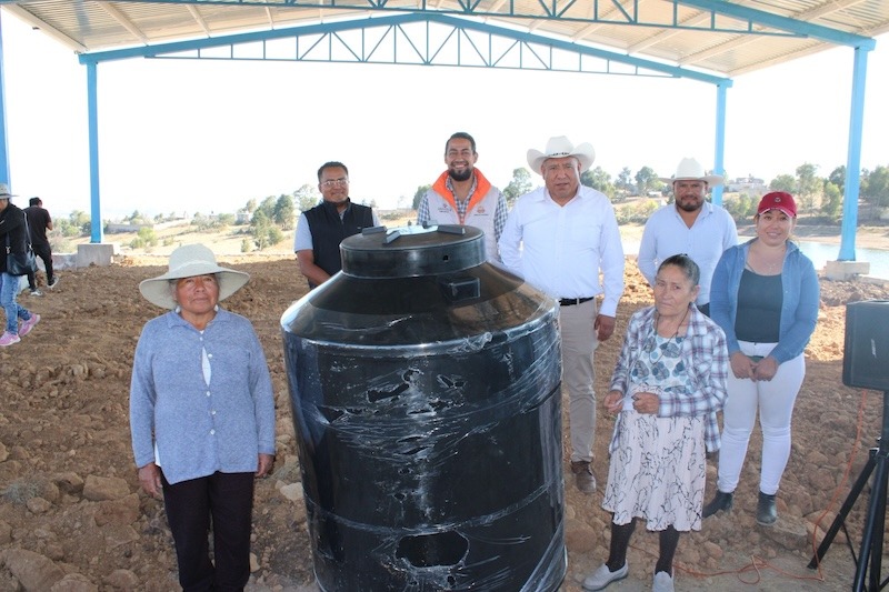 Alcalde de Amealco entrega tinacos y cisternas en El Picacho para mejorar el acceso al agua
