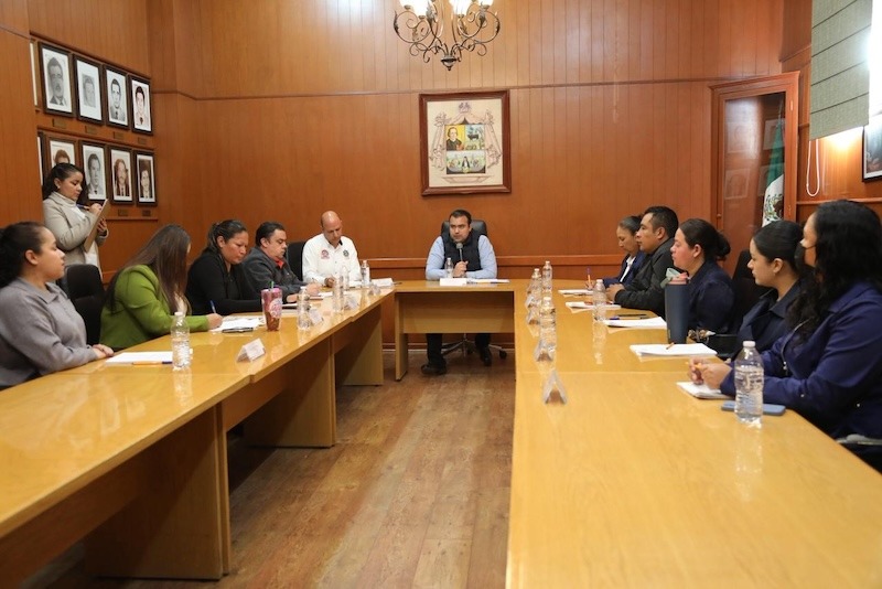 Ayuntamiento de Colón avala programas para entrega de laptops, tablets y becas educativas