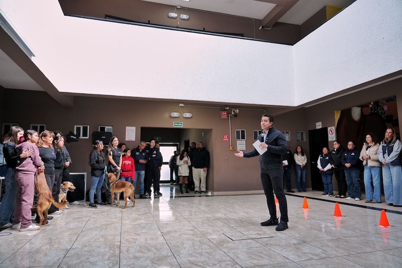 Concluye en Querétaro primer taller de entrenamiento de perros para adolescentes