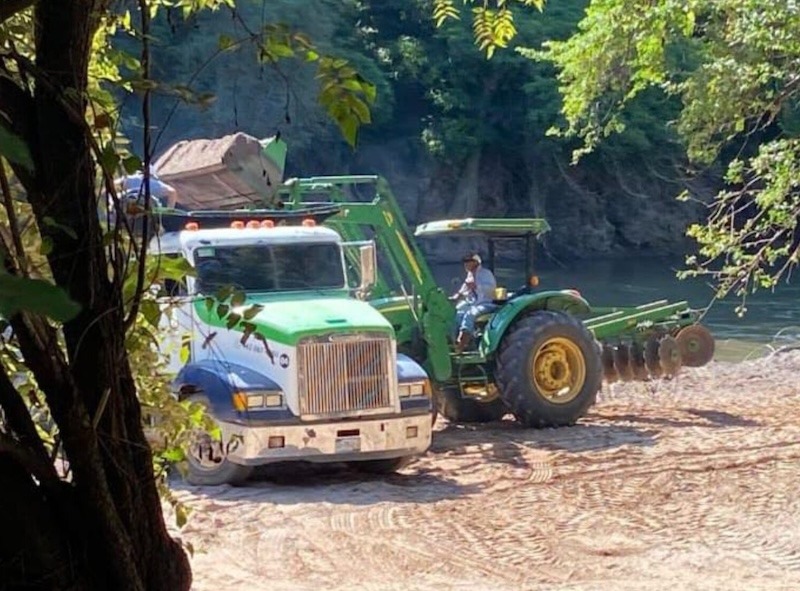 Denuncian saqueo de arena y presuntas violaciones ambientales en el Río Santa María, en la Sierra Gorda