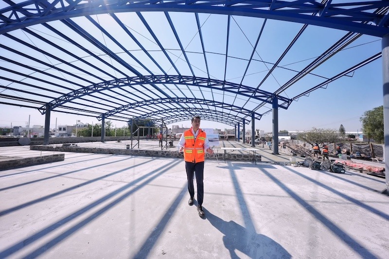 Felifer Macías supervisa construcción de Polideportivo en Santa María Magdalena.