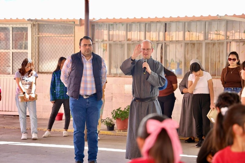 Gaspar Trueba dona tenis a niñas de la Casa Hogar Santa María del Mexicano en Colón