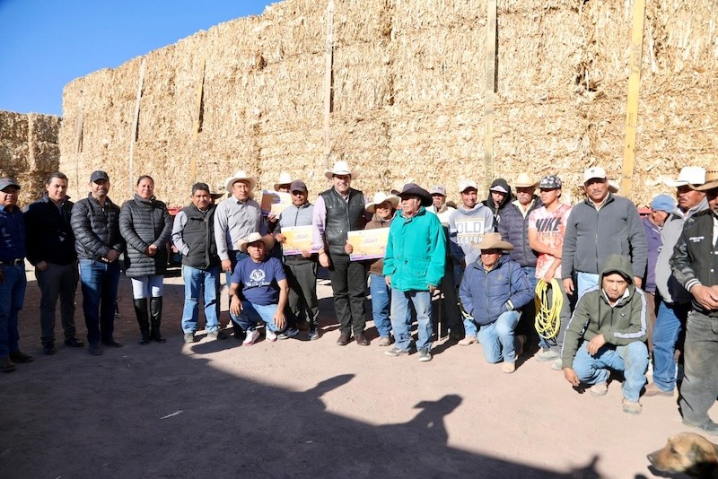 Gaspar Trueba entrega pacas de forraje a 51 ganaderos de Colón