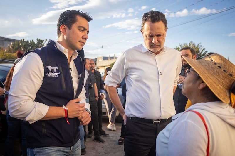 Mauricio Kuri y Felifer Macías entregan contratos de agua a más de 900 familias en Colinas de Santa Cruz
