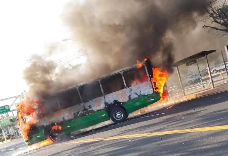 Narcobloqueos e incendios se extienden en al menos 8 estados del país