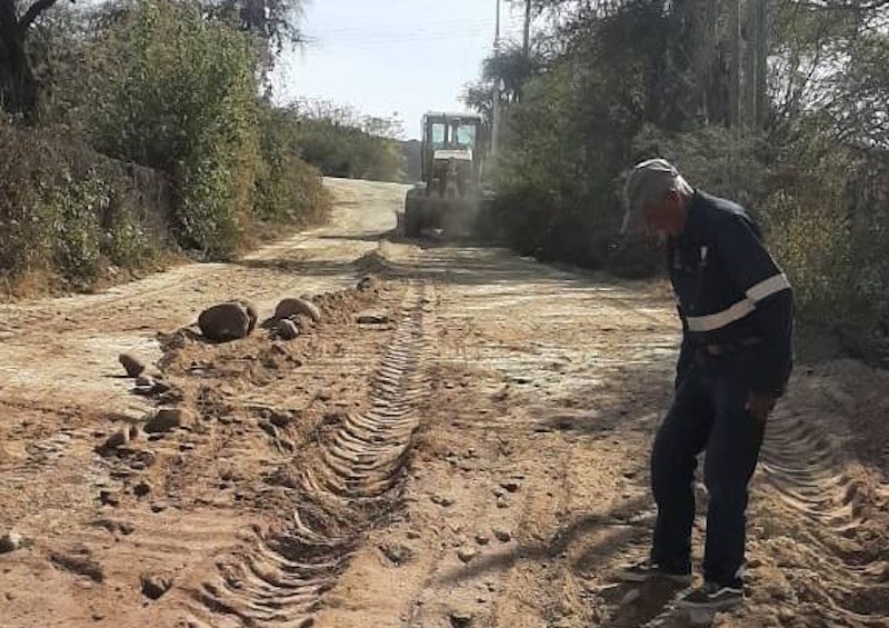 Rehabilitan camino Boquillas–San Isidro en Peñamiller