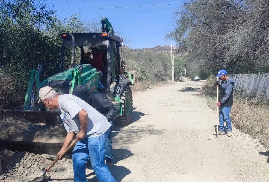 Rehabilitan caminos en Enramadas, La Vega y San Isidro, en Peñamiller
