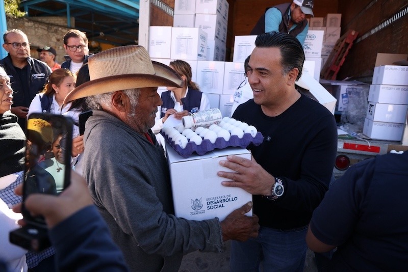 Supervisa Luis Nava entrega de canastas alimentarias en Atongo, El Marqués.