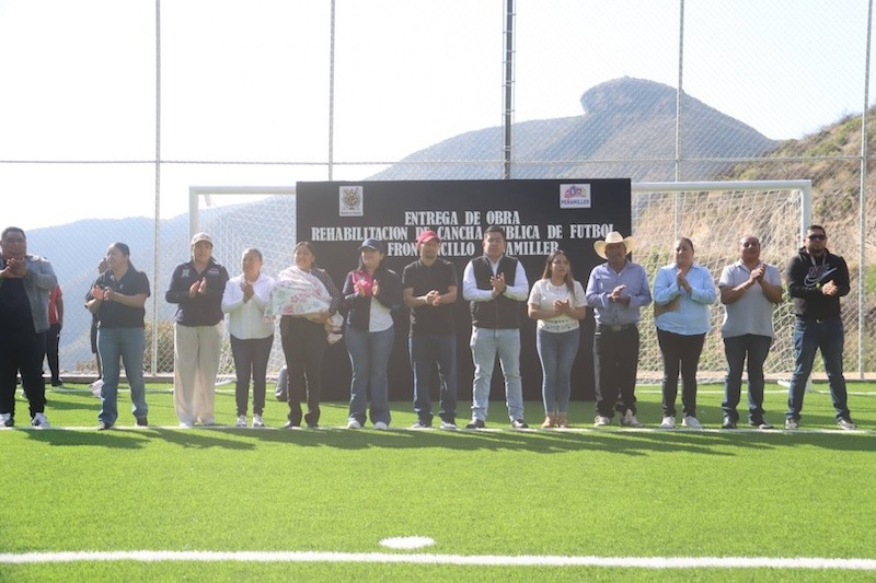 Ana Karen Jiménez entrega rehabilitación de cancha de futbol en Frontoncillo, Peñamiller