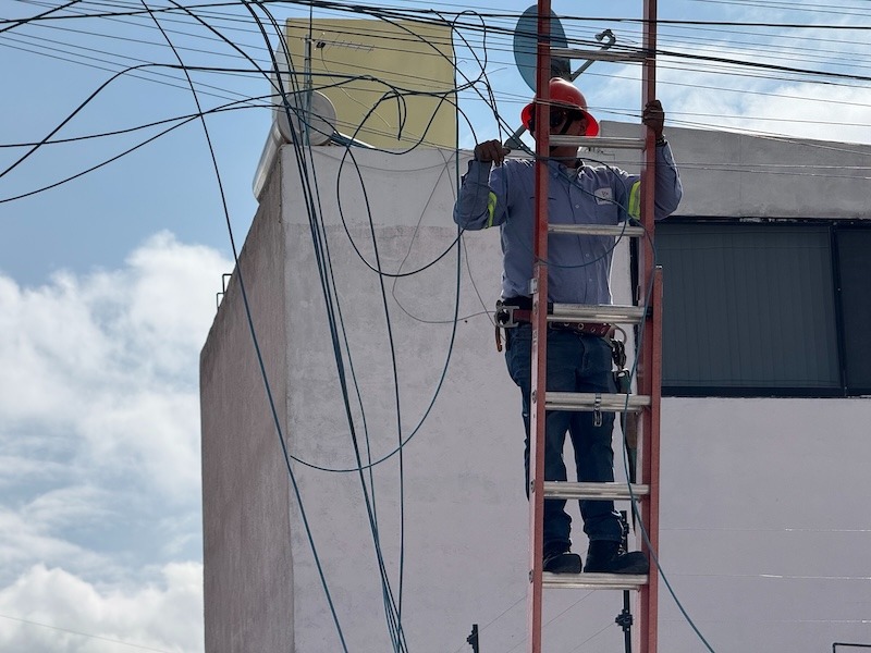 Avanza retiro de cableado en desuso en principales avenidas de Querétaro