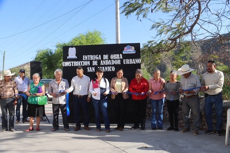 Entrega Ana Karen Jiménez andador urbano en San Juanico, Peñamiller