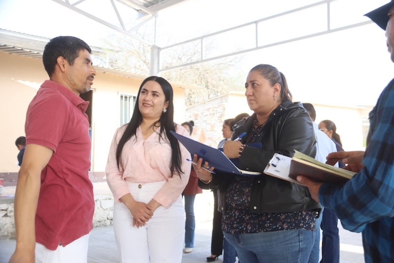 Entrega Ana Karen Jiménez cinco toneladas de cemento a primaria de El Lindero, en Peñamiller