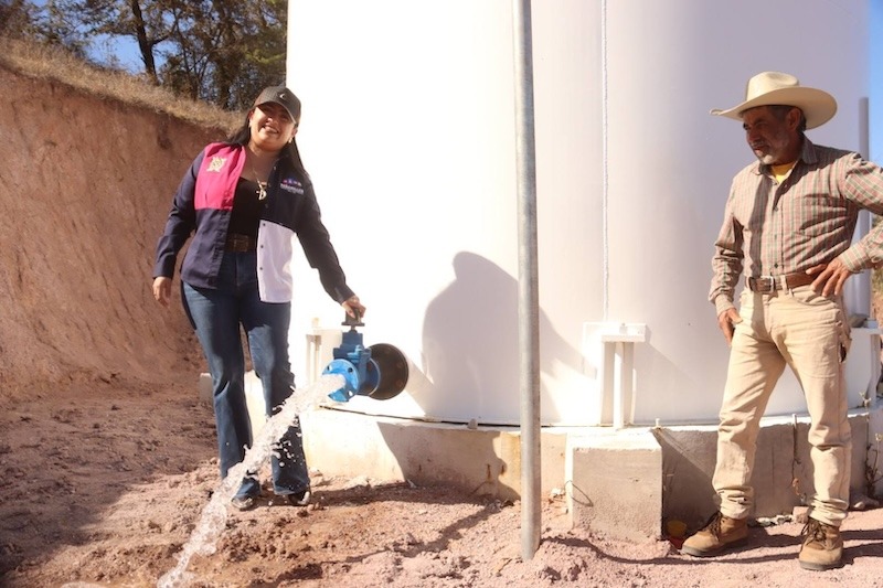 Entrega Ana Karen Jiménez tanque de agua potable en Molinitos, Peñamiller