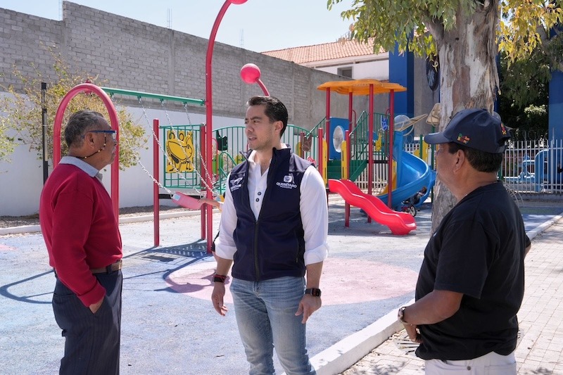 Felifer Macías entrega de la rehabilitación del parque en la colonia Las Plazas