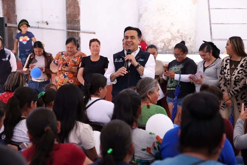 Luis Nava se reúne con beneficiarios de Aquí Contigo en San Juan del Río