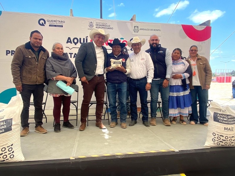 Óscar Pérez encabeza entrega de más de 800 toneladas de maíz en beneficio de productores de Amealco.jpeg