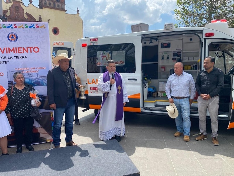 Óscar Pérez entrega ambulancias, camiones recolectores y equipo contra incendios en Amealco