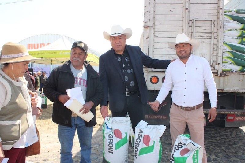 Óscar Pérez entrega semilla a productores de La Torre