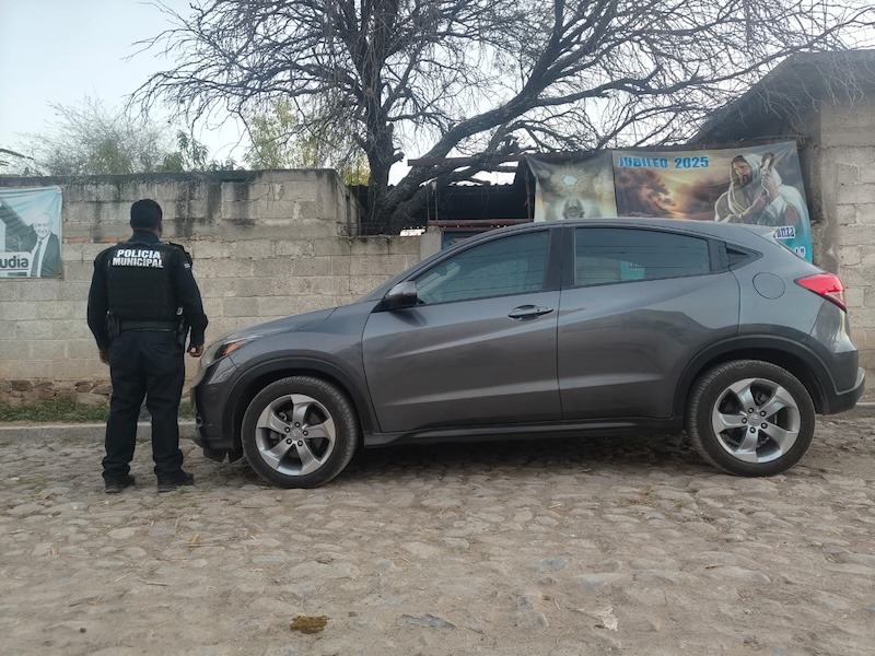 Policías de Colón recuperan en Ajuchitlán vehículo con reporte de robo en Guanajuato