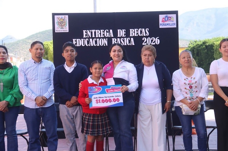 Entrega Ana Karen Jiménez becas a 520 estudiantes de educación básica en Peñamiller