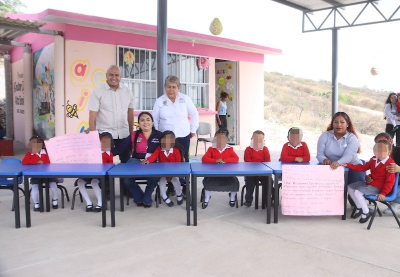 Entrega Ana Karen Jiménez mobiliario escolar en Alto Bonito, Peñamiller