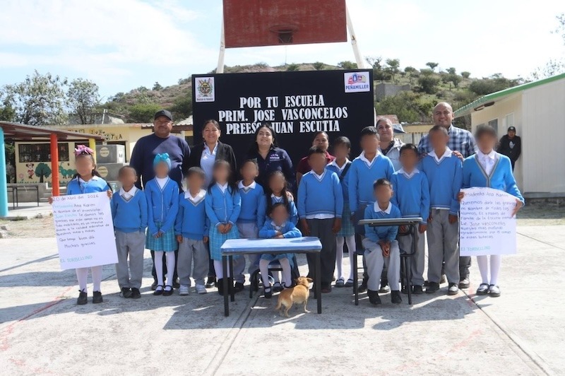 Entrega Ana Karen Jiménez mobiliario escolar en El Torbellino, Peñamiller