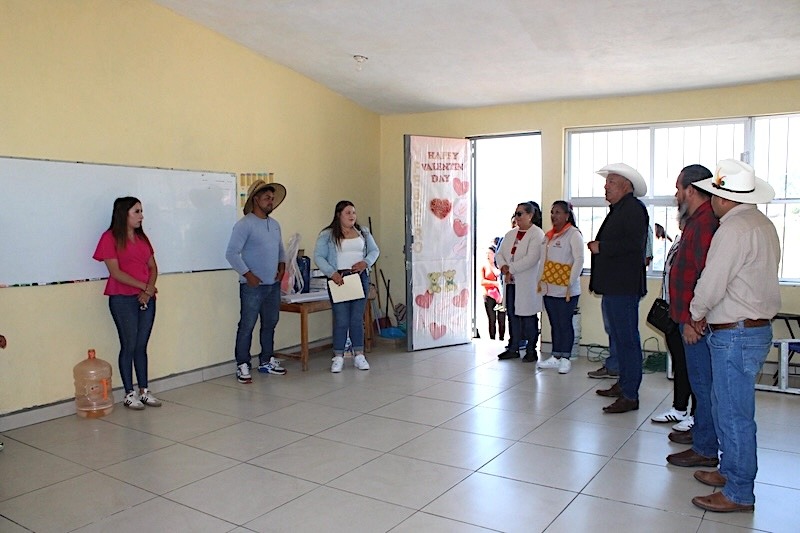 Entrega Óscar Pérez nueva aula en telesecundaria de El Rincón, Amealco