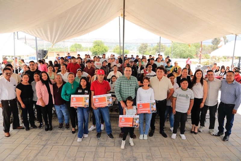 Entrega Gaspar Trueba becas educativas a estudiantes de Colón