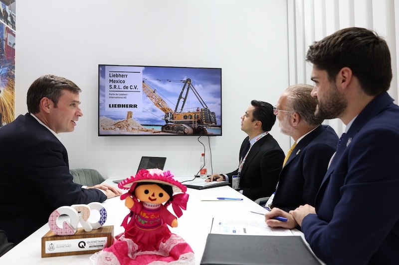 Liebherr proyecta inversión en Querétaro para taller de grúas móviles