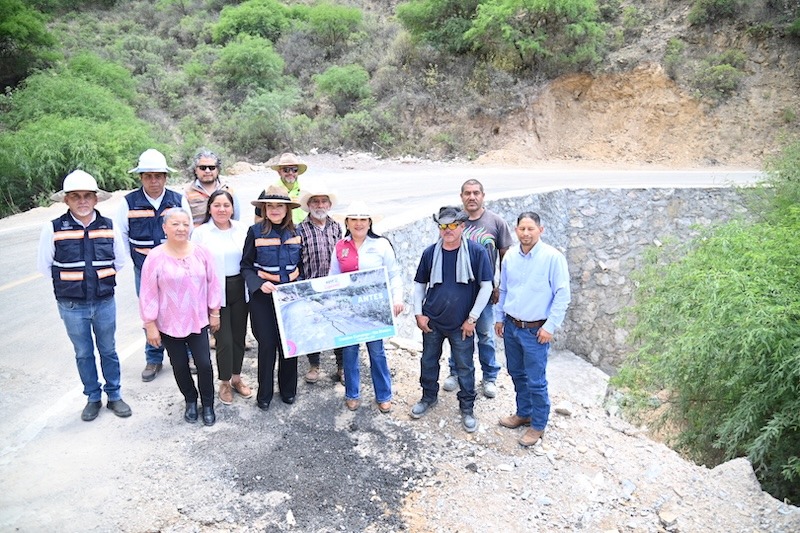 Supervisan reconstrucción de caminos en Peñamiller para mejorar la movilidad