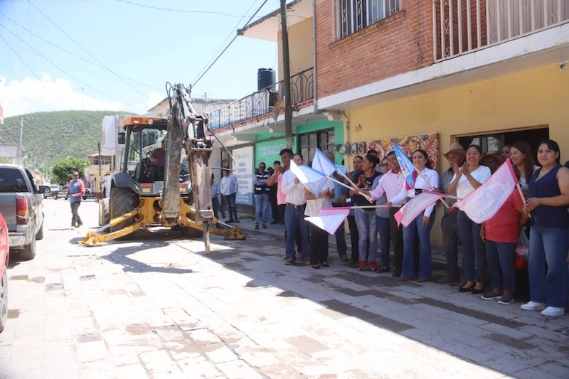 Ana Karen Jiménez arranca segunda etapa de pavimentación en calle Adolfo López Mateos