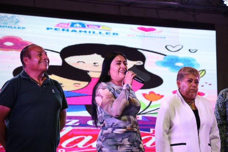 Ana Karen Jiménez celebra a las mamás de Peñamiller con evento especial. Durante la celebración, las asistentes disfrutaron del espectáculo musical “Mentiras”.