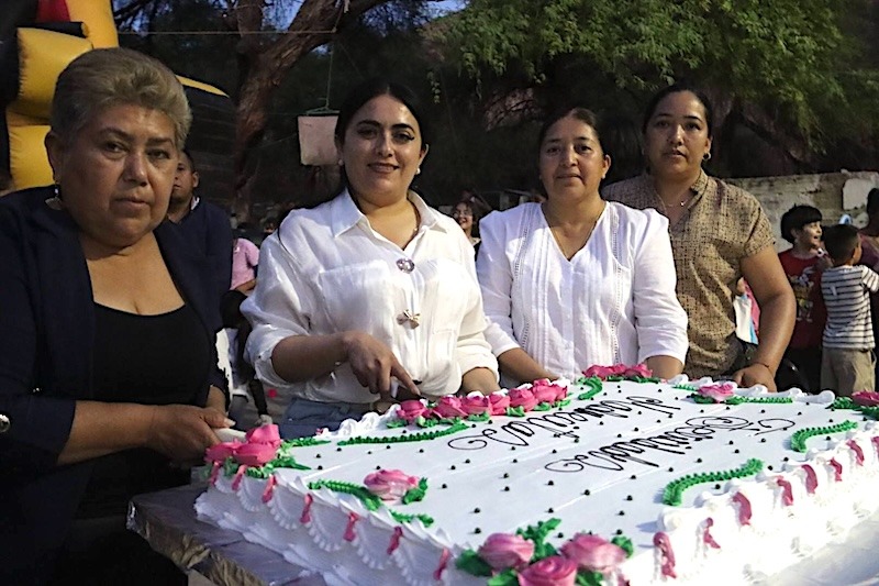 Ana Karen Jiménez culmina gira de festejos para niñas, niños y mamás en Peñamiller