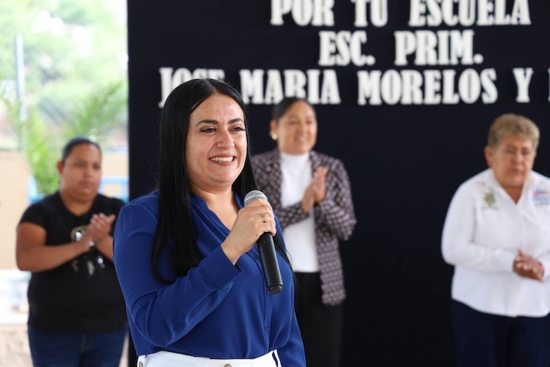 Ana Karen Jiménez entrega apoyo para mejorar primaria en Los Aposentos, Peñamiller