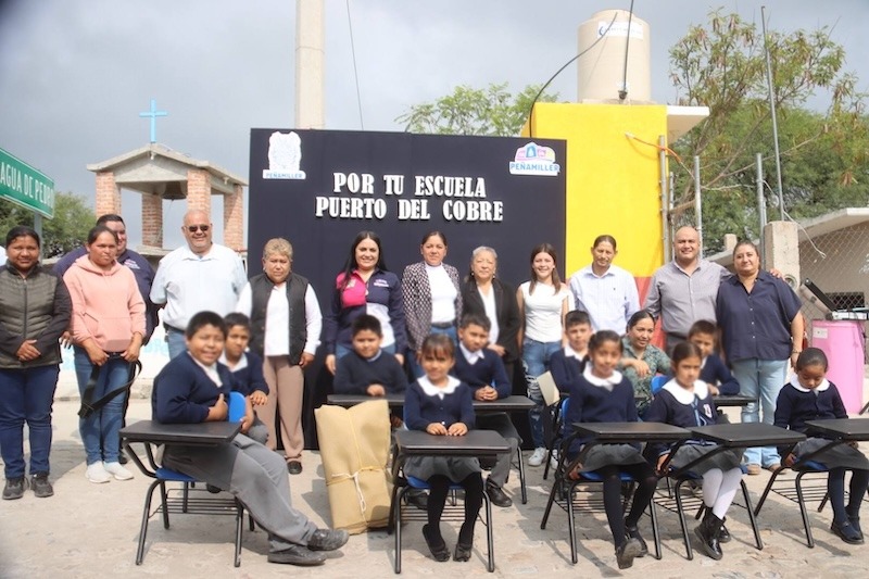 Ana Karen Jiménez lleva pintura y butacas a escuelas de Pueblo Nuevo y Puerto de Cobre, Peñamiller