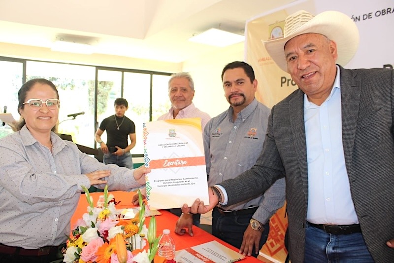 Entregan escrituras a familias de Praderas del Bosque en Amealco