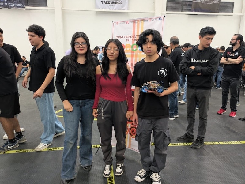 Estudiantes del CECyTEQ destacan a nivel internacional en concurso de robotica