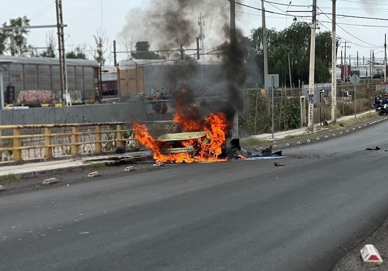 Explotan tanques de gas en vehículo en Querétaro; dos personas resultan con quemaduras