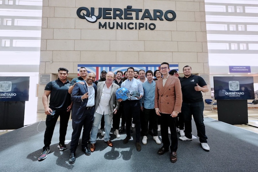 Felifer Macías impulsa el deporte junto al equipo profesional Gallos Negros